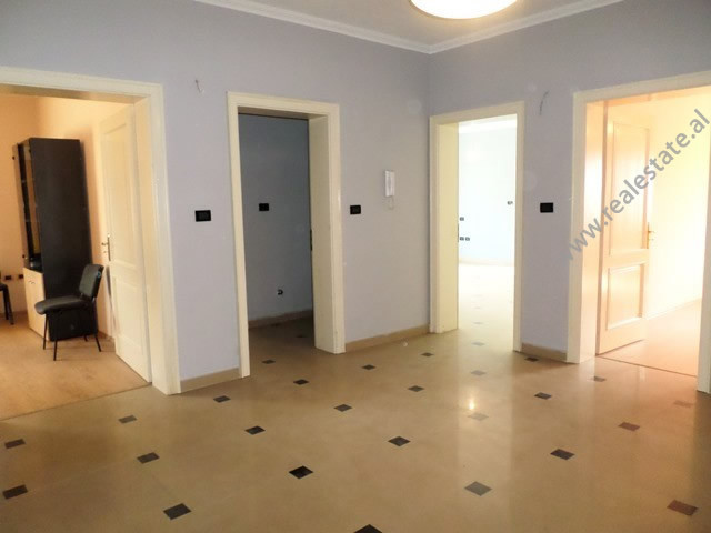 Zyrë për qira në rrugën qemal stafa në Tiranë, shqipëri (trr-417-31l)