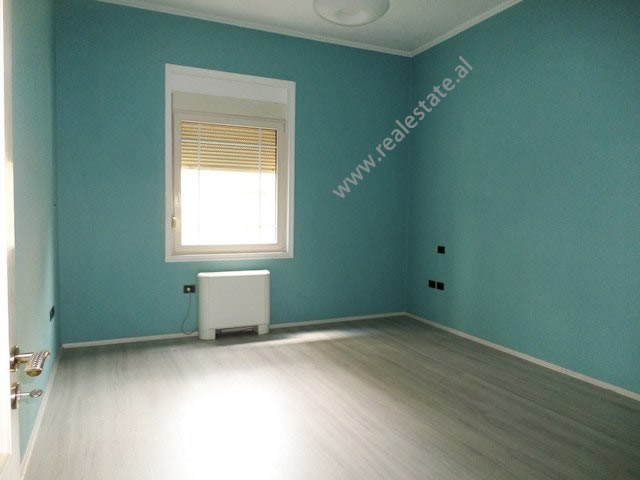 Zyrë për qira në rrugën qemal stafa në Tiranë, shqipëri (trr-417-31l)