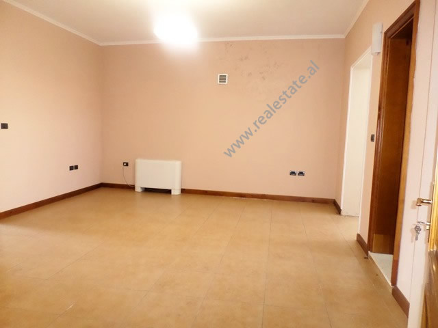 Zyrë për qira në rrugën qemal stafa në Tiranë, shqipëri (trr-417-31l)