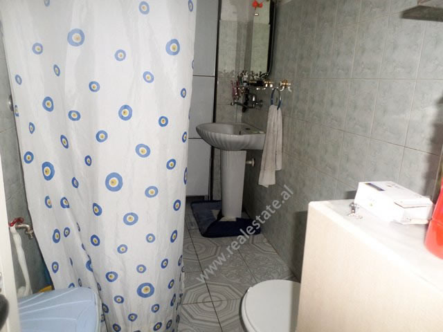 Loja à venda perto do bulevar bajram curri em Tirana, albânia (trs-417-21l)