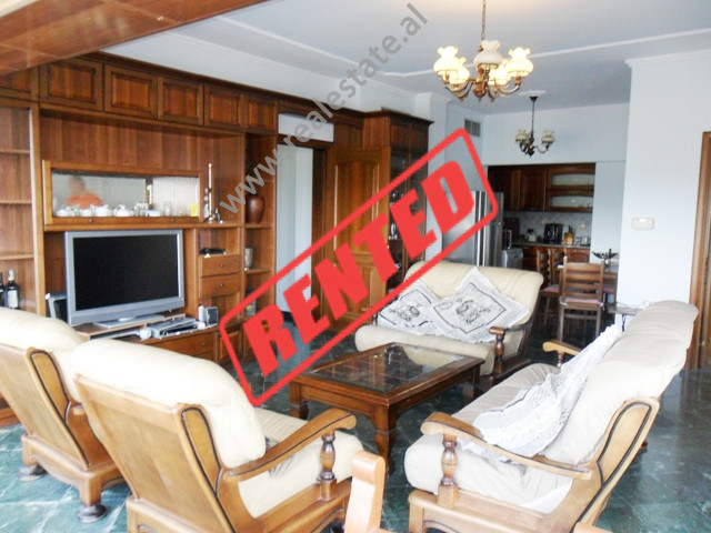 Apartament me tre dhoma gjumi për qira pranë bulevardit zhan d ark në Tiranë, shqipëri (trr-516-22b)