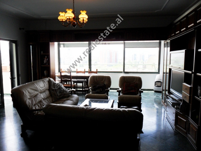 Apartament me tre dhoma gjumi për qira pranë bulevardit zhan d ark në Tiranë, shqipëri (trr-516-22b)
