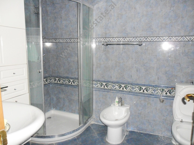 Apartament me tre dhoma gjumi për qira pranë bulevardit zhan d ark në Tiranë, shqipëri (trr-516-22b)