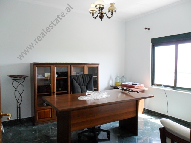 Apartament me tre dhoma gjumi për qira pranë bulevardit zhan d ark në Tiranë, shqipëri (trr-516-22b)