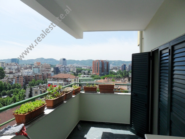 Apartament me tre dhoma gjumi për qira pranë bulevardit zhan d ark në Tiranë, shqipëri (trr-516-22b)