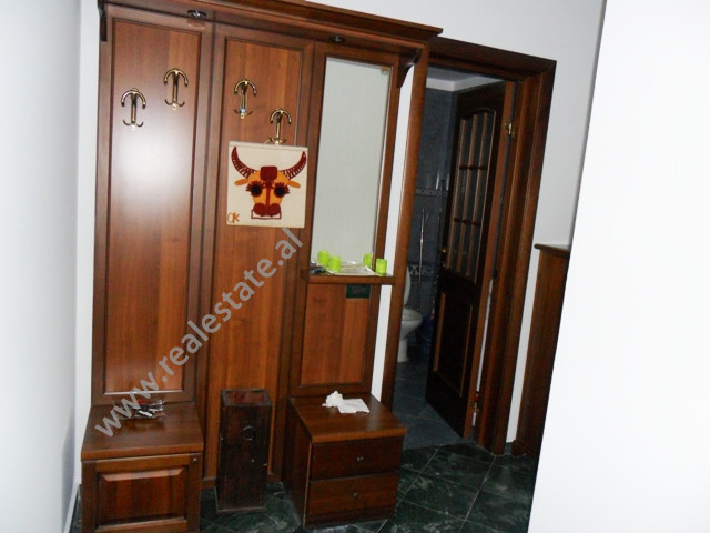 Apartament me tre dhoma gjumi për qira pranë bulevardit zhan d ark në Tiranë, shqipëri (trr-516-22b)