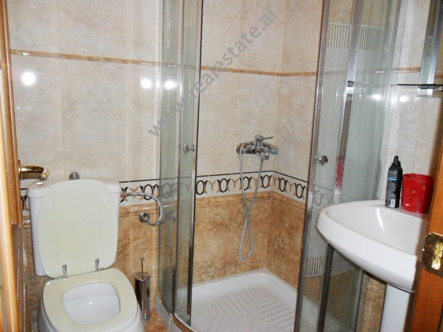 Apartament me tre dhoma gjumi për qira pranë bulevardit zhan d ark në Tiranë, shqipëri (trr-516-22b)