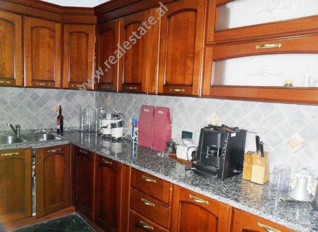 Apartament me tre dhoma gjumi për qira pranë bulevardit zhan d ark në Tiranë, shqipëri (trr-516-22b)