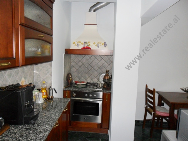 Apartament me tre dhoma gjumi për qira pranë bulevardit zhan d ark në Tiranë, shqipëri (trr-516-22b)
