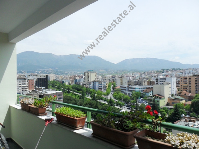 Apartament me tre dhoma gjumi për qira pranë bulevardit zhan d ark në Tiranë, shqipëri (trr-516-22b)
