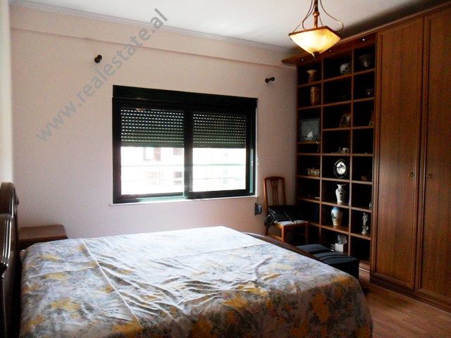 Apartament me tre dhoma gjumi për qira pranë bulevardit zhan d ark në Tiranë, shqipëri (trr-516-22b)