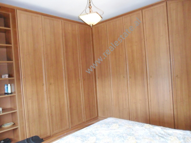 Apartament me tre dhoma gjumi për qira pranë bulevardit zhan d ark në Tiranë, shqipëri (trr-516-22b)