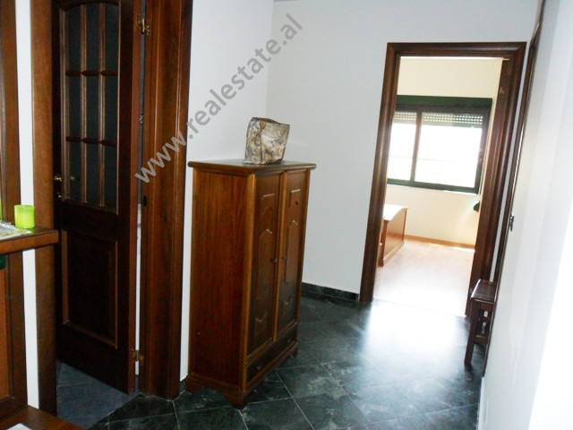 Apartament me tre dhoma gjumi për qira pranë bulevardit zhan d ark në Tiranë, shqipëri (trr-516-22b)