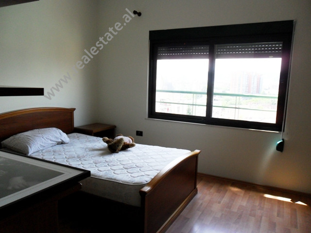 Apartament me tre dhoma gjumi për qira pranë bulevardit zhan d ark në Tiranë, shqipëri (trr-516-22b)