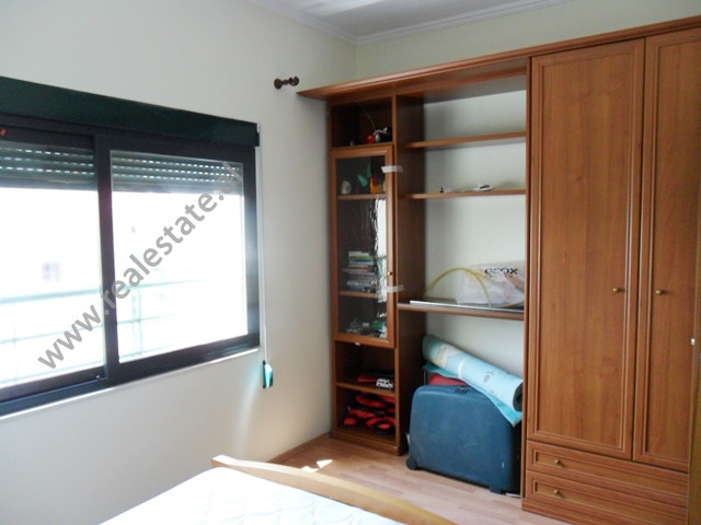 Apartament me tre dhoma gjumi për qira pranë bulevardit zhan d ark në Tiranë, shqipëri (trr-516-22b)