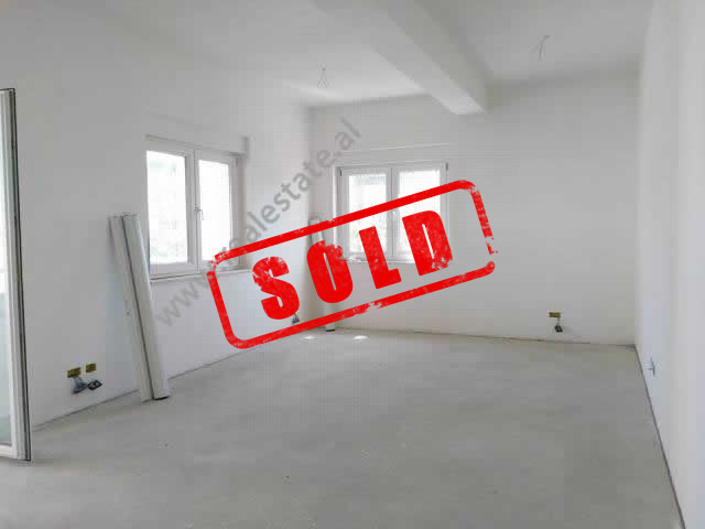 Apartamento de tres habitaciones en venta cerca del área Sauk en Tirana, albania (trs-416-35b)