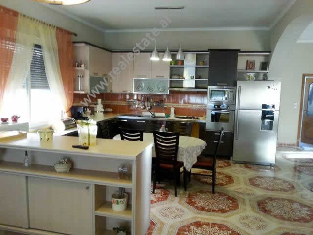 Apartamento de três quartos para alugar perto do centro de Tirana, albânia (trr-1215-53b) (2)