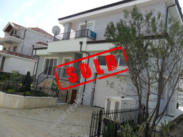 Drei-geschossiges villa zum verkauf in Tirana, im mjull bathore gebiet