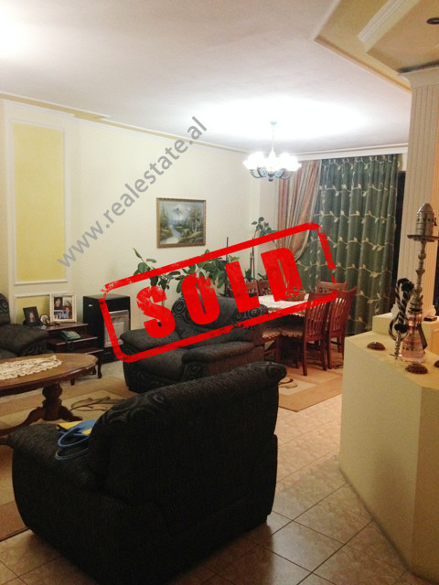 Apartamento de dois quartos à venda na rua muhamet gjollesha em Tirana (trs-715-26m)