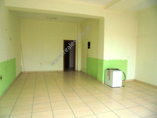 Hapësirë dyqani për qira pranë kristal center në Tiranë, shqipëri (trr-115-51r)