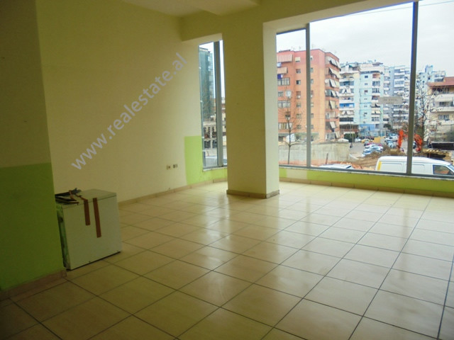 Hapësirë dyqani për qira pranë kristal center në Tiranë, shqipëri (trr-115-51r)
