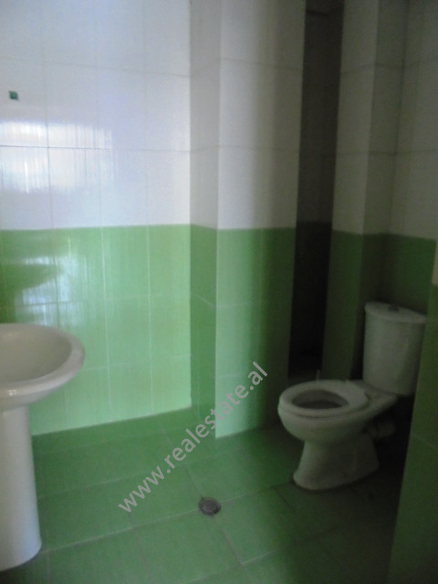 Hapësirë dyqani për qira pranë kristal center në Tiranë, shqipëri (trr-115-51r)