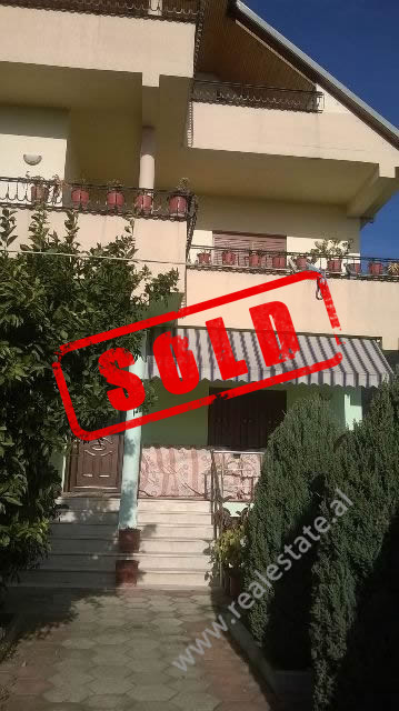 Vila me tre kate për shitje në rrugën xhorxh bush në kamez, Tiranë, shqipëri (trs-115-19r)