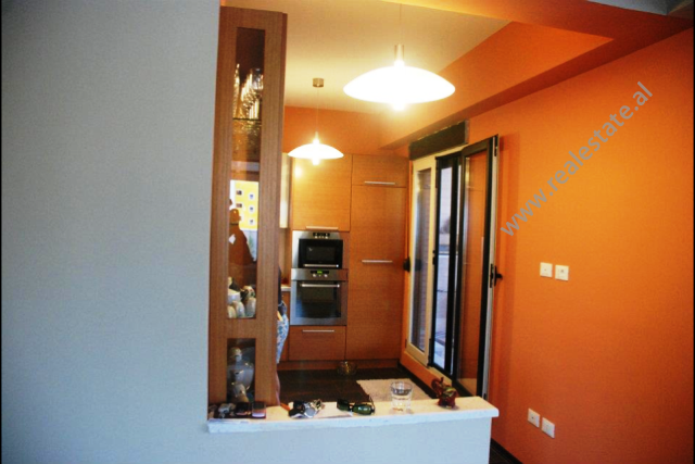 Apartament me 3 dhoma gjumi për qira në rrugën kavaja në Tiranë, shqipëri (trr-115-3b)