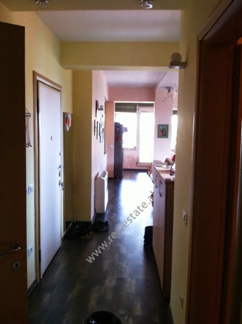 Apartament me 3 dhoma gjumi për qira në rrugën kavaja në Tiranë, shqipëri (trr-115-3b)