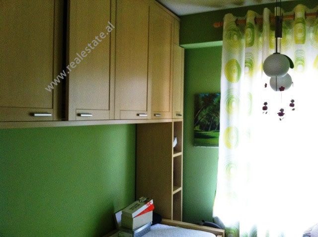 Apartament me 3 dhoma gjumi për qira në rrugën kavaja në Tiranë, shqipëri (trr-115-3b)