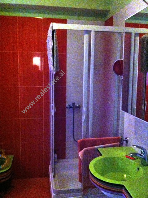 Apartament me 3 dhoma gjumi për qira në rrugën kavaja në Tiranë, shqipëri (trr-115-3b)