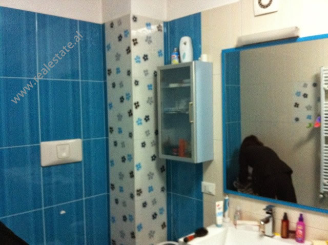 Apartament me 3 dhoma gjumi për qira në rrugën kavaja në Tiranë, shqipëri (trr-115-3b)