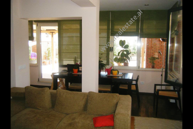Apartament me 3 dhoma gjumi për qira në rrugën kavaja në Tiranë, shqipëri (trr-115-3b)