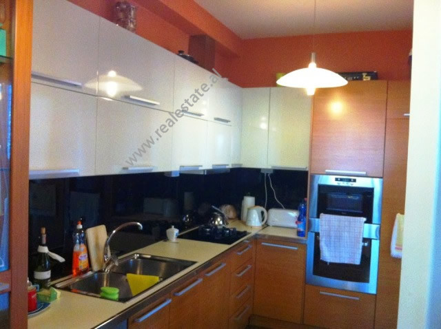 Apartament me 3 dhoma gjumi për qira në rrugën kavaja në Tiranë, shqipëri (trr-115-3b)