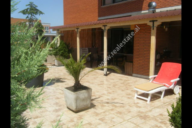 Apartament me 3 dhoma gjumi për qira në rrugën kavaja në Tiranë, shqipëri (trr-115-3b)