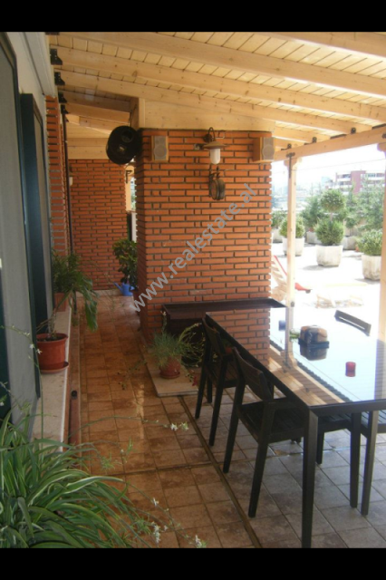 Apartament me 3 dhoma gjumi për qira në rrugën kavaja në Tiranë, shqipëri (trr-115-3b)