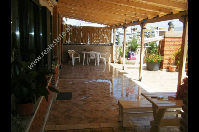 Apartament me 3 dhoma gjumi për qira në rrugën kavaja në Tiranë, shqipëri (trr-115-3b)