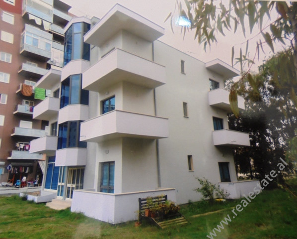 Ndërtesë me tre kate për shitje në rrugën pavaresia në Durrës, shqipëri (drs-1114-2j