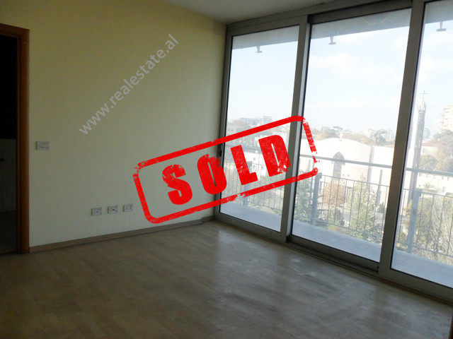 Apartament me tre dhoma gjumi për shitje në fillim të rrugës papa gjon pali ii në Tiranë, shqipëri (trs-1114-45b)