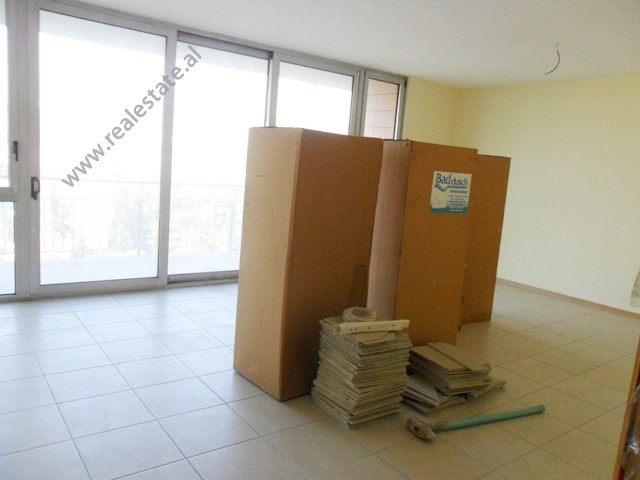 Apartament me tre dhoma gjumi për shitje në fillim të rrugës papa gjon pali ii në Tiranë, shqipëri (trs-1114-45b)