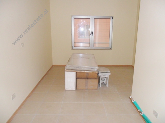 Apartament me tre dhoma gjumi për shitje në fillim të rrugës papa gjon pali ii në Tiranë, shqipëri (trs-1114-45b)