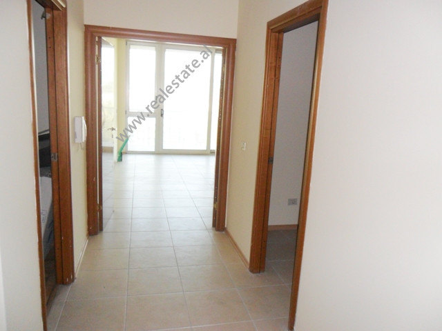 Apartament me tre dhoma gjumi për shitje në fillim të rrugës papa gjon pali ii në Tiranë, shqipëri (trs-1114-45b)