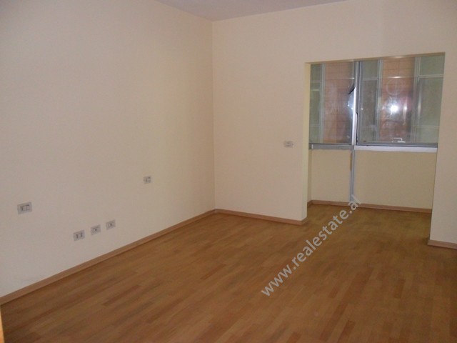 Apartament me tre dhoma gjumi për shitje në fillim të rrugës papa gjon pali ii në Tiranë, shqipëri (trs-1114-45b)