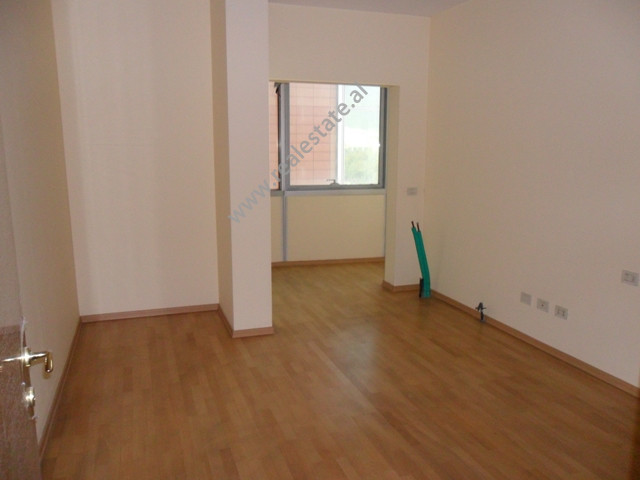 Apartament me tre dhoma gjumi për shitje në fillim të rrugës papa gjon pali ii në Tiranë, shqipëri (trs-1114-45b)