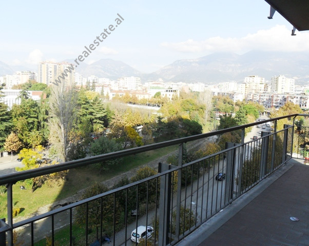 Apartament me tre dhoma gjumi për shitje në fillim të rrugës papa gjon pali ii në Tiranë, shqipëri (trs-1114-45b)