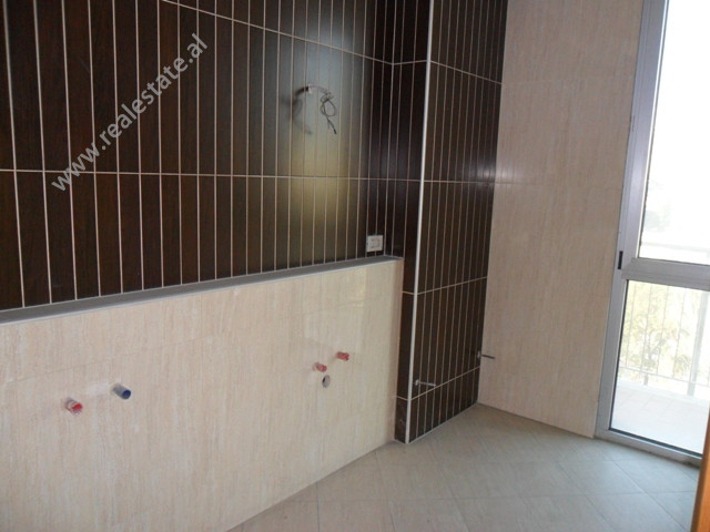 Apartament me tre dhoma gjumi për shitje në fillim të rrugës papa gjon pali ii në Tiranë, shqipëri (trs-1114-45b)