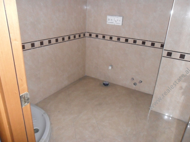 Apartament me tre dhoma gjumi për shitje në fillim të rrugës papa gjon pali ii në Tiranë, shqipëri (trs-1114-45b)