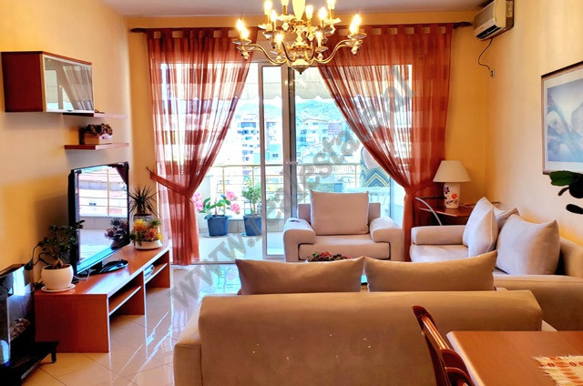 Apartament me dy dhoma gjumi për qira në zonën Blloku në Tiranë, shqipëri (trr-914-40j)
