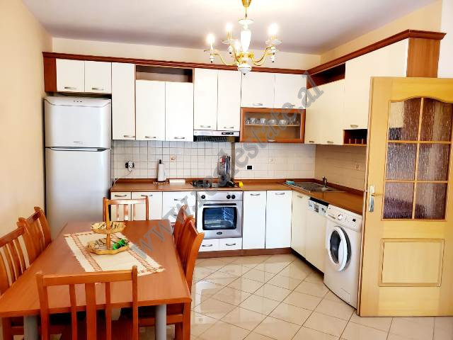 Apartament me dy dhoma gjumi për qira në zonën Blloku në Tiranë, shqipëri (trr-914-40j)