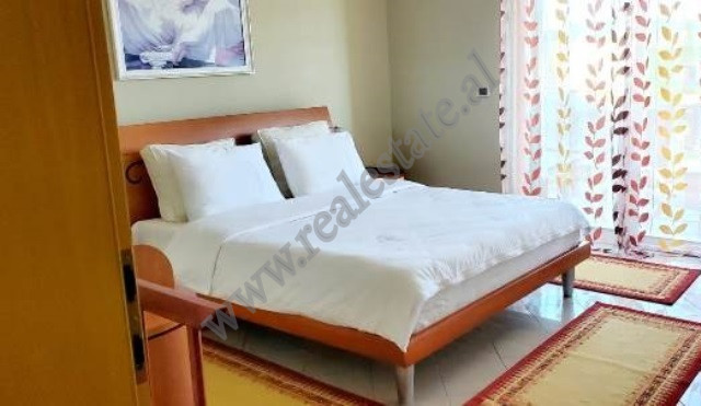 Apartament me dy dhoma gjumi për qira në zonën Blloku në Tiranë, shqipëri (trr-914-40j)